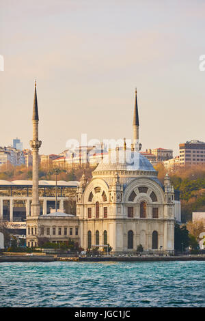 Dolmabahce Moschee am Ufer des Bosporus, Istanbul, Türkei Stockfoto