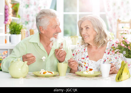 Schönes älteres Paar beim Frühstück Stockfoto