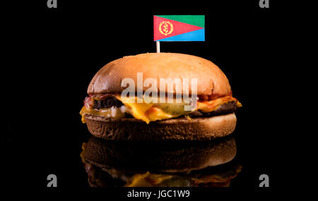 Eritreische Flagge auf Hamburger auf schwarzem Hintergrund isoliert Stockfoto