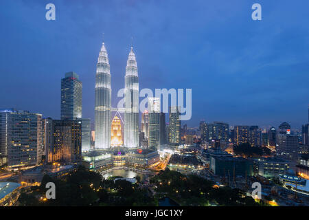 Petronas Zwillingstürme in der Abenddämmerung, Kuala Lumpur, Malaysia Stockfoto