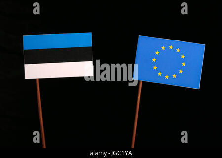 Estnische Fahne mit Flagge der Europäischen Union (EU) auf schwarzem Hintergrund isoliert Stockfoto