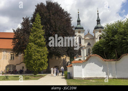 ZELIV, Tschechische Republik - 2. Juli 2017: Außenansicht der Klosterkirche zur Geburt der seligen Jungfrau Maria (Barock Gotik) in Zeliv Stockfoto