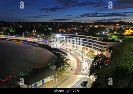 Nacht-Time-Ansicht von der Strandpromenade in Torquay, Devon, UK Stockfoto