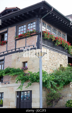 Im Zentrum von Pasajes (Guipuzkoa - Spanien), eine imposante und bunten baskischen Haus. Stockfoto