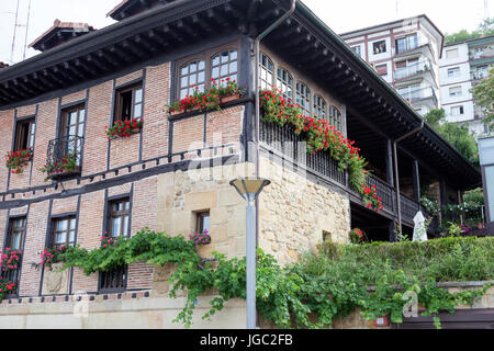 Im Zentrum von Pasajes (Guipuzkoa - Spanien), eine imposante und bunten baskischen Haus. Stockfoto