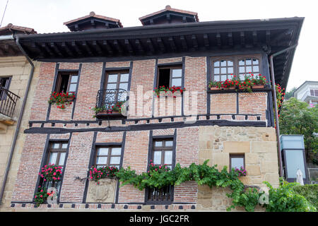 Im Zentrum von Pasajes (Guipuzkoa - Spanien), eine imposante und bunten baskischen Haus. Stockfoto