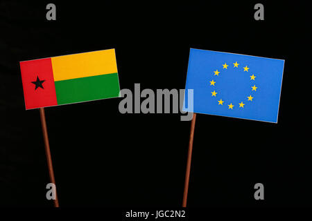 Guinea Bissau-Flagge mit der Flagge der Europäischen Union (EU) auf schwarzem Hintergrund isoliert Stockfoto