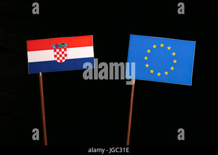 Kroatische Flagge mit der Flagge der Europäischen Union (EU) auf schwarzem Hintergrund isoliert Stockfoto