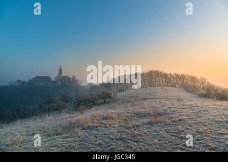 Leuchtenburg im Nebel bei Sonnenaufgang, Seitenroda, Thüringen, Germany Stockfoto