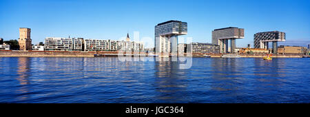 Kranhäuser am Ufer des Rheins, Köln Stockfoto