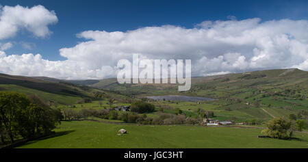 Mit Blick auf Semerwater in Richtung Marsett und Woldside in Yorkshire Dales National Park, UK. Stockfoto