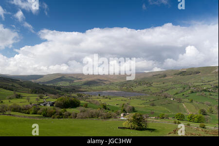 Mit Blick auf Semerwater in Richtung Marsett und Woldside in Yorkshire Dales National Park, UK. Stockfoto