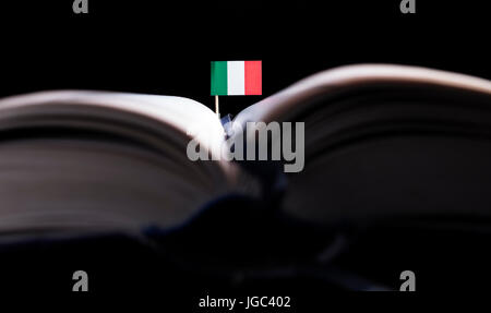 Italienische Flagge in der Mitte des Buches. Wissen und Bildung-Konzept. Stockfoto