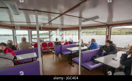 Innenraum eines Kreuzfahrt Schiffes am Loch Lomond in Schottland, Vereinigtes Königreich als es segelt entlang Loch Ness Stockfoto