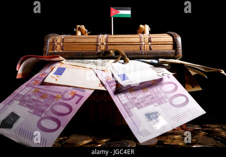 Jordanische Flagge auf Kiste voller Geld Stockfoto