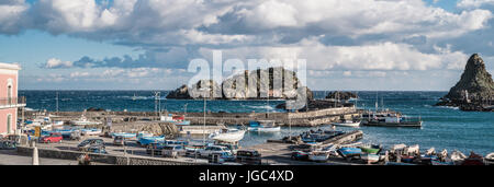 Panoramablick auf den Hafen von Aci Trezza in einem kalten und windigen Wintertag Stockfoto