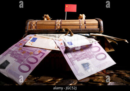 Chinesische Flagge auf Kiste voller Geld Stockfoto