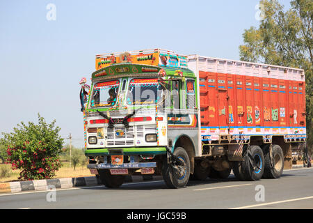 Schnellstraße in Rajasthan, Indien Stockfoto