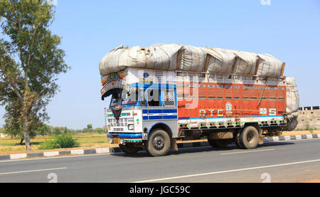 Schnellstraße in Rajasthan, Indien Stockfoto