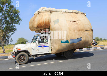 Schnellstraße in Rajasthan, Indien Stockfoto