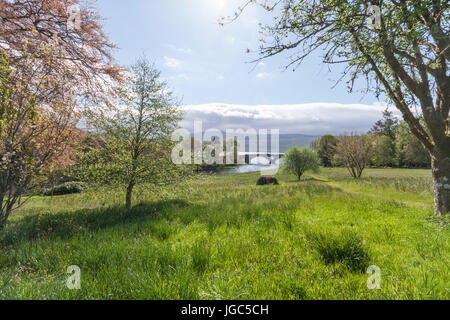 Inveraray mit Brücke und Loch Fyne im Hintergrund in Schottland, Großbritannien Stockfoto