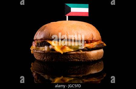 Kuwaitischer Flagge auf Hamburger auf schwarzem Hintergrund isoliert Stockfoto