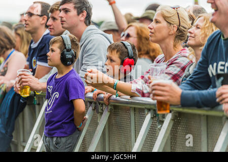 Thornhill, Scotland, UK - 26. August 2016: Festival-Besucher stehen an der Schranke vor der Hauptbühne des Festivals elektrische Felder Stockfoto