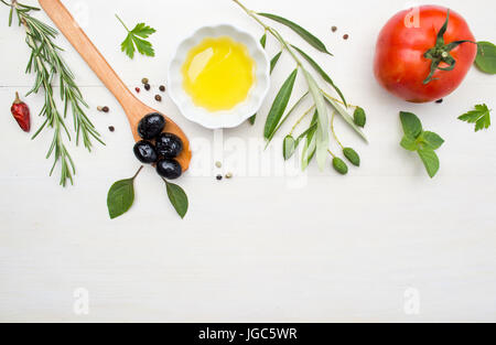 Olivenöl mit Kochen, Zutaten und Gewürzen mit Exemplar Stockfoto