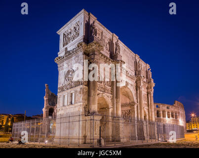 Bogen von Constantine und Kolosseum, Rom, Italien Stockfoto