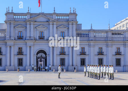 Wachwechsel an der Presidential Palace von La Moneda, Santiago de Chile, Chile Stockfoto