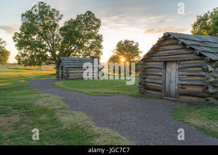 Hütten bei Sonnenuntergang entlang der Muhlenberg-Brigade in Valley Forge National Historic Park, Pennsylvania Stockfoto