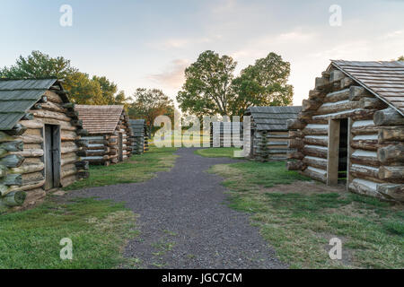 Hütten bei Sonnenuntergang entlang der Muhlenberg-Brigade in Valley Forge National Historic Park, Pennsylvania Stockfoto