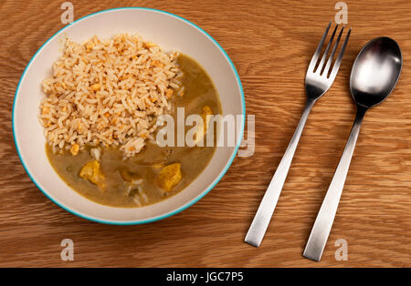 hausgemachte Chinese Chickencurry mit Ei gebraten Reis Stockfoto