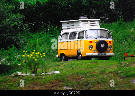 Slowenien, Soca-Valleu, Volarje Village, camping Camp Vili. Eine gelbe Volkswagen T2 Wohnmobil. Stockfoto
