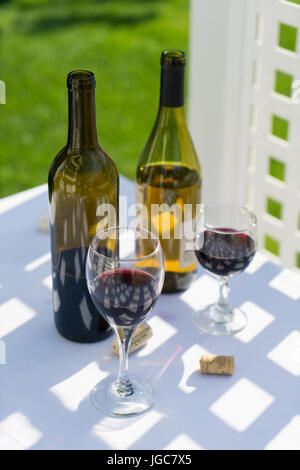 Brille rot Wein und eine Flasche im Freien auf einem Tisch Stockfoto