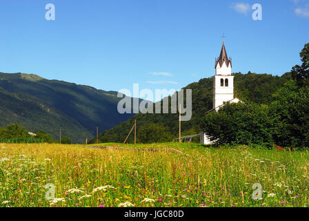 Slowenien, Soca-Tal. Sveti Bric-Kirche in der Nähe von Volarje Dorf. Stockfoto
