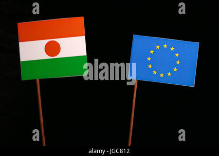 Niger Flagge mit der Flagge der Europäischen Union (EU) auf schwarzem Hintergrund isoliert Stockfoto
