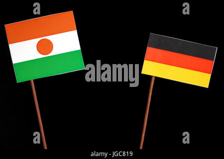 Niger Fahne mit deutscher Flagge auf schwarzem Hintergrund isoliert Stockfoto