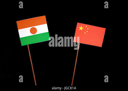 Niger Fahne mit chinesische Flagge auf schwarzem Hintergrund isoliert Stockfoto