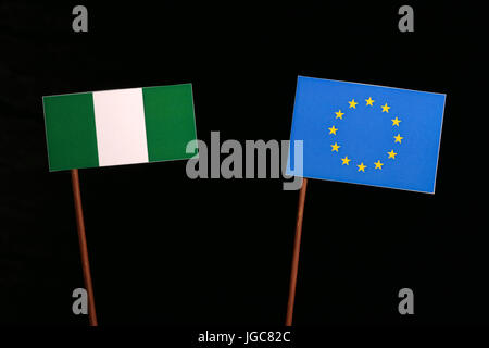 Nigerianische Flagge mit der Flagge der Europäischen Union (EU) auf schwarzem Hintergrund isoliert Stockfoto