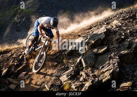 Ein Mountainbiker reitet auf einem staubigen Bergrücken in Nord-Wales Stockfoto