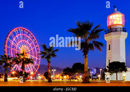 Riesenrad und Leuchtturm im Miracle Park, Batumi, Georgien Stockfoto