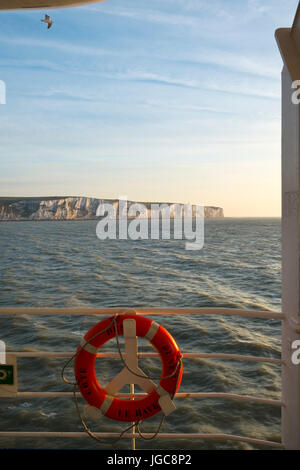 Am frühen Morgen Cross Channel Fähre übergibt die weißen Klippen von Dover, Kent, Großbritannien in Richtung Calais, Frankreich. Stockfoto