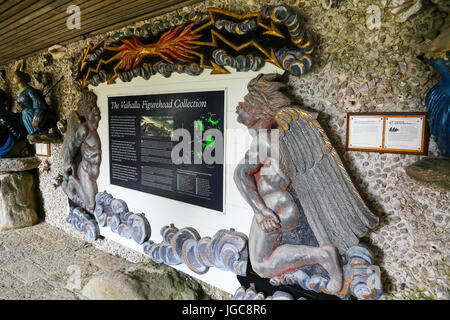 Heck-Dekorationen oder Galionsfiguren aus zerstörten Schiffen im Valhalla in Tresco Abbey Gardens, Tresco Insel, Isles of Scilly, England, Vereinigtes Königreich. Stockfoto