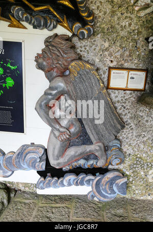 Heck-Dekorationen oder Galionsfiguren aus zerstörten Schiffen im Valhalla in Tresco Abbey Gardens, Tresco Insel, Isles of Scilly, England, Vereinigtes Königreich. Stockfoto