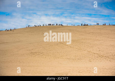 Menschen besuchen die berühmte höchste Sanddüne in Europa Düne von Pyla Stockfoto