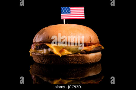 USA-Flagge auf Hamburger auf schwarzem Hintergrund isoliert Stockfoto