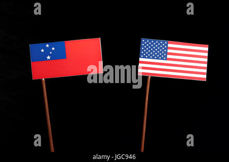 Samoa-Fahne mit USA-Flagge auf schwarzem Hintergrund isoliert Stockfoto