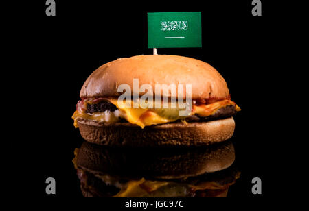 Saudi-Arabische Flagge auf Hamburger auf schwarzem Hintergrund isoliert Stockfoto