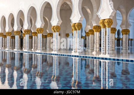 Schöne Galerie der berühmten Sheikh Zayed weiße Moschee in Abu Dhabi, Vereinigte Arabische Emirate. Reflexionen Stockfoto